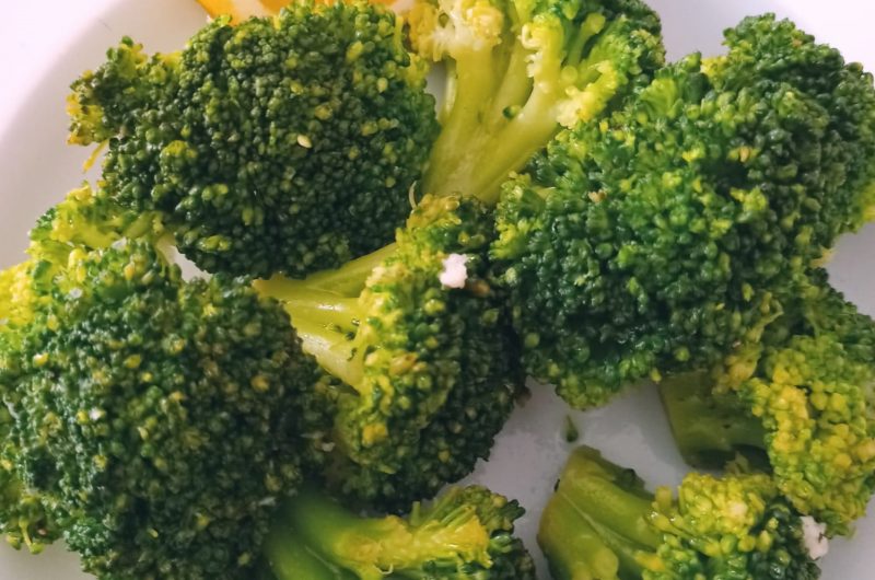 Brokkoli mit Zitrone und Knoblauch